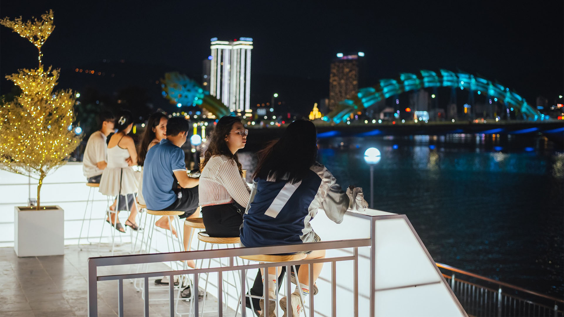 Tuyến phố đi bộ Bạch Đằng được “thắp sáng” bởi nhiều hàng quán và hoạt động giải trí kể từ đầu tháng 6.